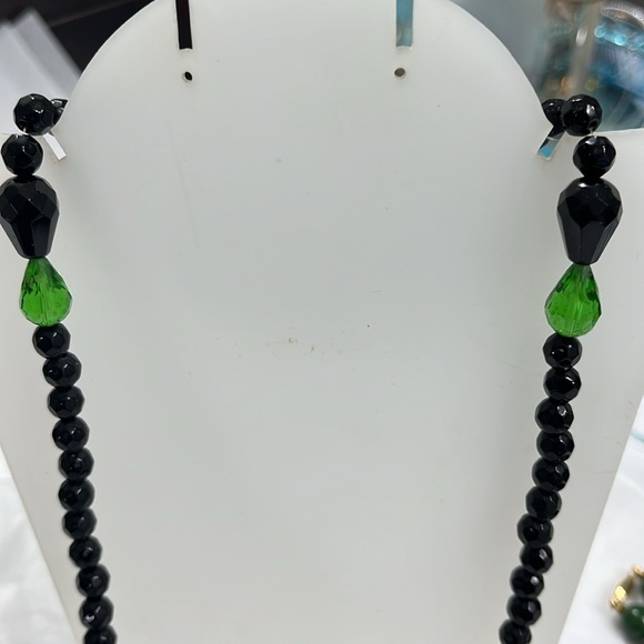 My Green Period:Two Well-Balanced Strands of Vintage Beads - Picture 3 of 12